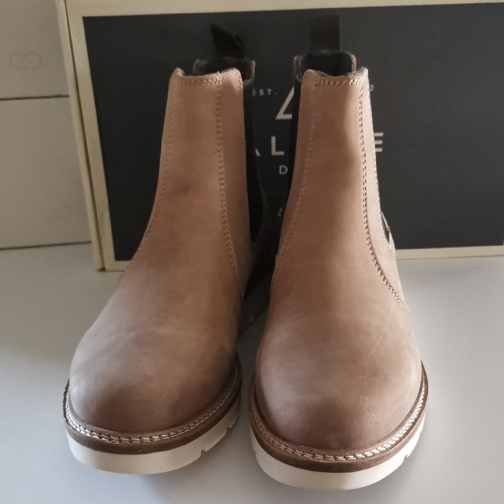 Blaze Chelsea Boot with Thick Sole and Elastic Panels Size: 9.5 Ivory - Picture 2 of 7